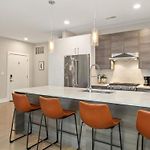 The Suite Spot Eclectic • Modern • Sleeps 6