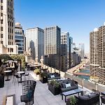 Londonhouse Chicago, Curio Collection By Hilton