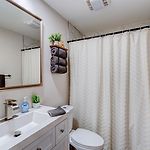Luxury King Bed • Remodeled Safe Chicago Condo
