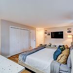 Luxury King Bed • Remodeled Safe Chicago Condo