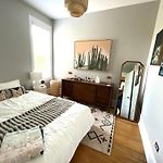 Classic Chicago Upstairs Apt Private Balcony