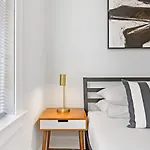 1br Modern Close To Shops & Restaurants - Belmont C6