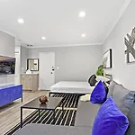 Sophisticated Studio Apartment With Modern Kitchen - Oakdale Od2 Rep