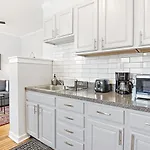 1br Modern Close To Shops & Restaurants - Belmont C6 *