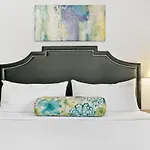 Furnished 1Br Apt With Natural Light & King Beds - Larchmont All Rep