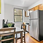 Furnished 1Br Apt With Natural Light & King Beds - Larchmont All Rep