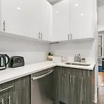 Captivating 1br With Full Kitchen - Belmont I4 Apartment