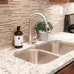 2br Airy & Tidy With Free Covered Parking - Modern *