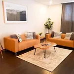 2br Airy & Tidy With Free Covered Parking - Modern *