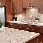 Apartment 2br Airy & Tidy With Free Covered Parking - Modern