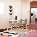 2br Airy & Tidy With Free Covered Parking - Modern