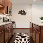 2br Airy & Tidy With Free Covered Parking - Modern
