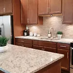 2br Airy & Tidy With Free Covered Parking - Modern Apartment *