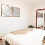 2Br Airy & Tidy Apt With Free Covered Parking - Central Modern