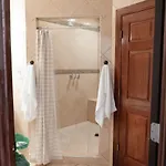 Apartment 2br Airy & Tidy With Free Covered Parking - Modern *