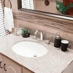 Apartment 2br Airy & Tidy With Free Covered Parking - Modern