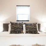 2br Airy & Tidy With Free Covered Parking - Modern *