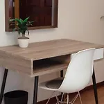 Apartment 2br Airy & Tidy With Free Covered Parking - Modern Chicago