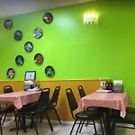 Apartment 2br Airy & Tidy With Free Covered Parking - Modern