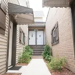 2Br Airy & Tidy Apt With Free Covered Parking - Central Modern