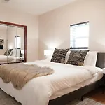 2br Airy & Tidy With Free Covered Parking - Modern Apartment Chicago