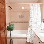 2br Airy & Tidy With Free Covered Parking - Modern Apartment