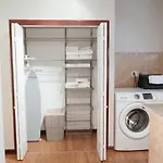 2br Airy & Tidy With Free Covered Parking - Modern Apartment