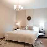 2br Airy & Tidy With Free Covered Parking - Modern Apartment *