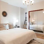Apartment 2br Airy & Tidy With Free Covered Parking - Modern Chicago