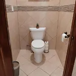 Apartment 2br Airy & Tidy With Free Covered Parking - Modern