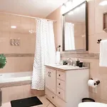 2br Airy & Tidy With Free Covered Parking - Modern * Chicago