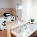 Apartment 2br Airy & Tidy With Free Covered Parking - Modern
