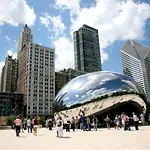 2br Airy & Tidy With Free Covered Parking - Modern Apartment Chicago