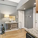 Feel The Vibe 2br Designer - Halsted 3d Apartment *