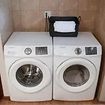 2br Airy & Tidy With Free Covered Parking - Modern Apartment