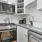 Chic & Updated Studio Apt In East Lakeview - Barry S1