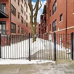 Chic & Updated Studio Apt In East Lakeview - Barry S1