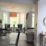 Penthouse Level, Stunning Wrigley Stay