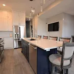Apartment Penthouse Level, Stunning Wrigley *