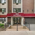 Stunning 1Br Apartment At Center Of Lakeview - Oakdale 211