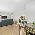 Stunning 1Br Apartment At Center Of Lakeview - Oakdale 211