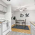 Cozy 1Br Escape, Walk To Dining & Attractions - Oakdale 204