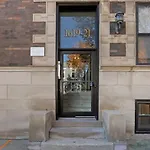 Spacious & Elegant 2-Bedroom Apt - Warren Rep