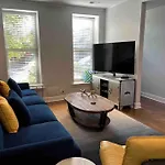 Apartment Trendy West Town Flat - 2 Bed / 1.5 Bath W Parking *