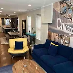 Trendy West Town Flat - 2 Bed / 1.5 Bath W Parking Apartment