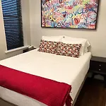 Trendy West Town Flat - 2 Bed / 1.5 Bath W Parking Apartment