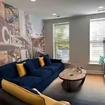 Trendy West Town Flat - 2 Bed / 1.5 Bath W Parking *