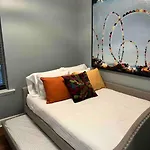 Trendy West Town Flat - 2 Bed / 1.5 Bath W Parking