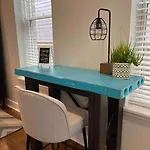 Trendy West Town Flat - 2 Bed / 1.5 Bath W Parking *