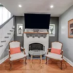 Spacious 5-Br House Near Transit W Parking